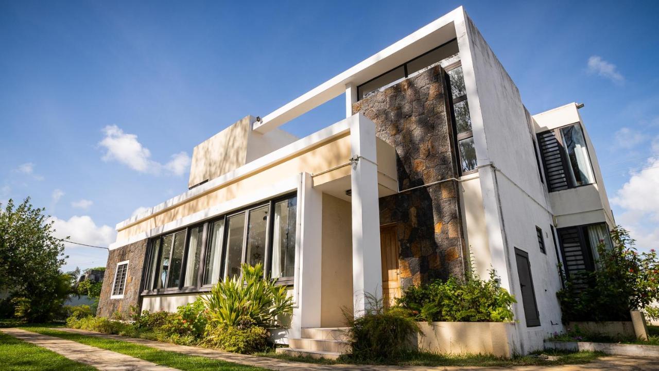 Villa Angelou - Sunlit Beach Getaway With Pool And Wifi Belle Mare Eksteriør billede