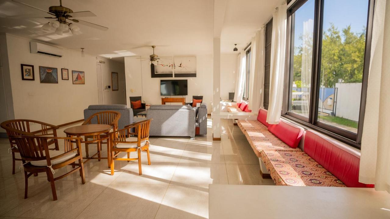 Villa Angelou - Sunlit Beach Getaway With Pool And Wifi Belle Mare Eksteriør billede