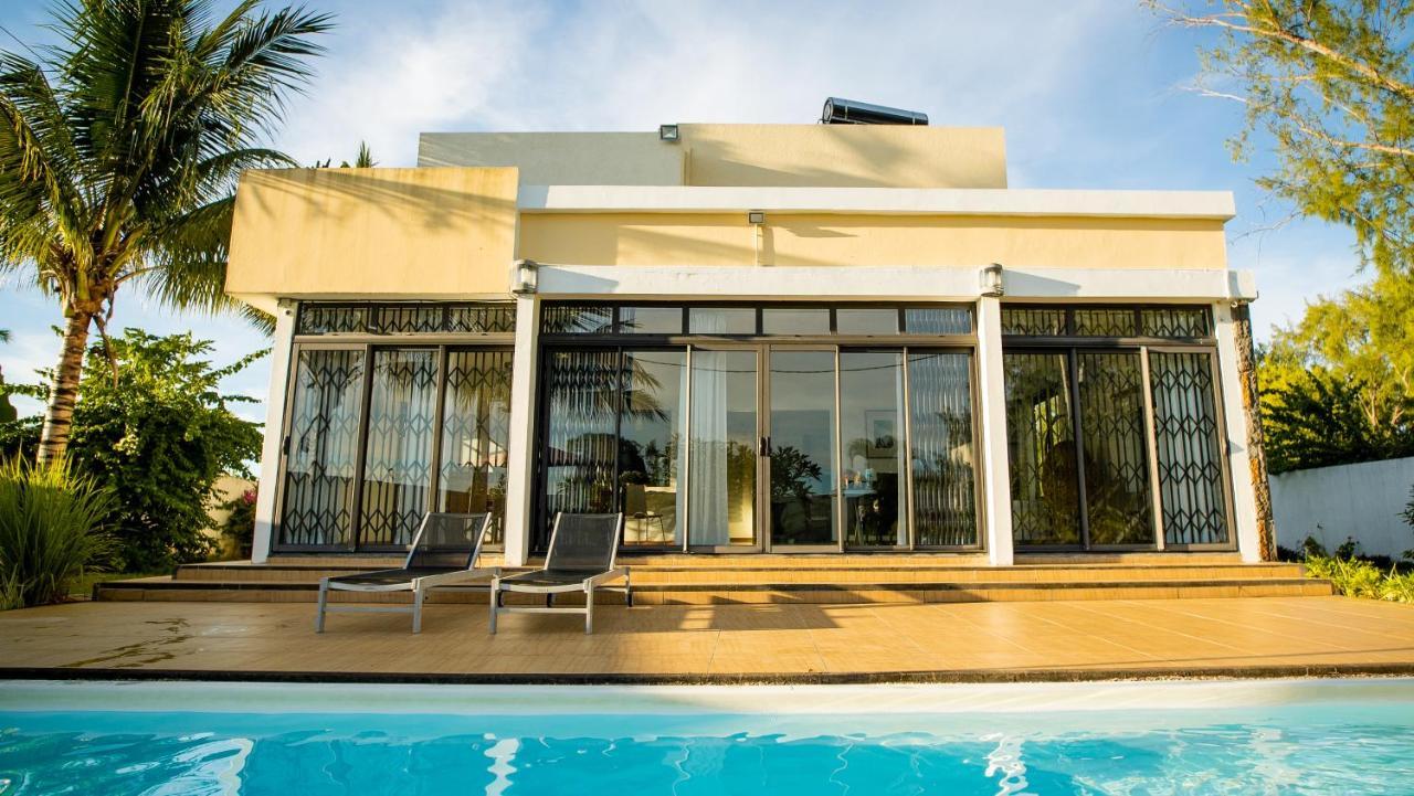 Villa Angelou - Sunlit Beach Getaway With Pool And Wifi Belle Mare Eksteriør billede