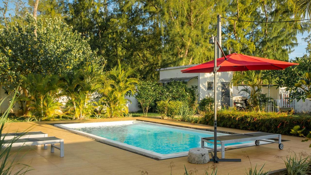 Villa Angelou - Sunlit Beach Getaway With Pool And Wifi Belle Mare Eksteriør billede