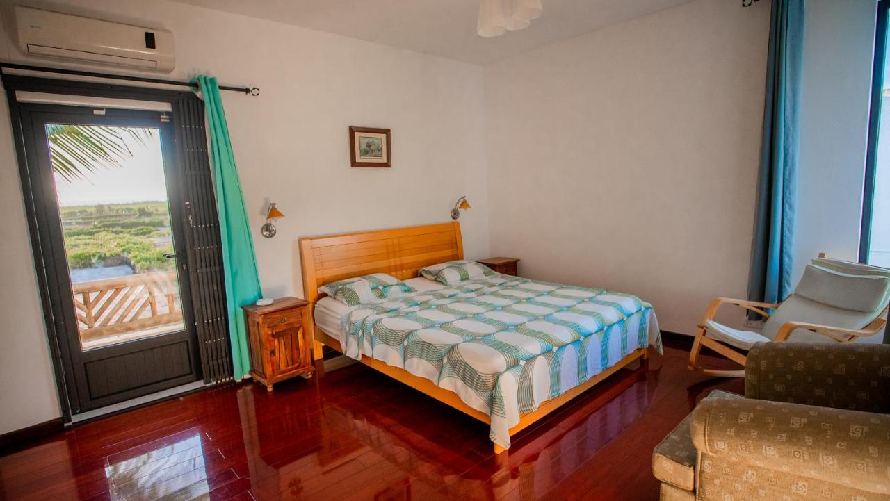 Villa Angelou - Sunlit Beach Getaway With Pool And Wifi Belle Mare Eksteriør billede