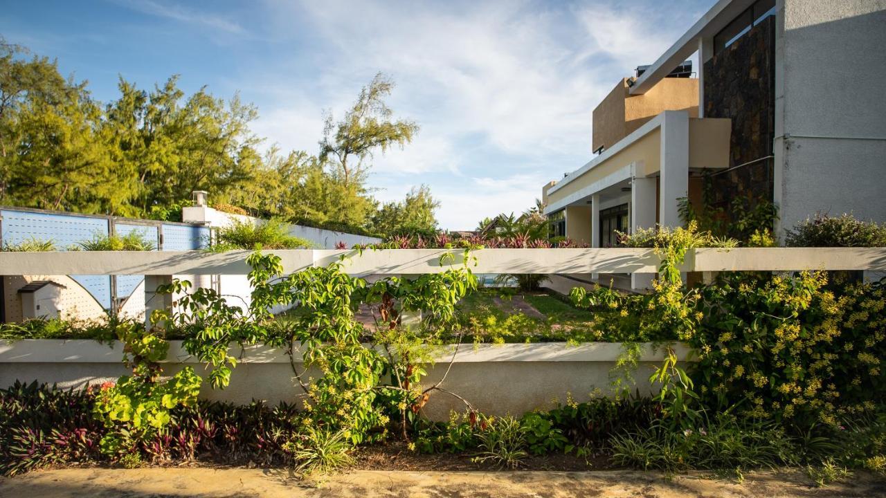 Villa Angelou - Sunlit Beach Getaway With Pool And Wifi Belle Mare Eksteriør billede