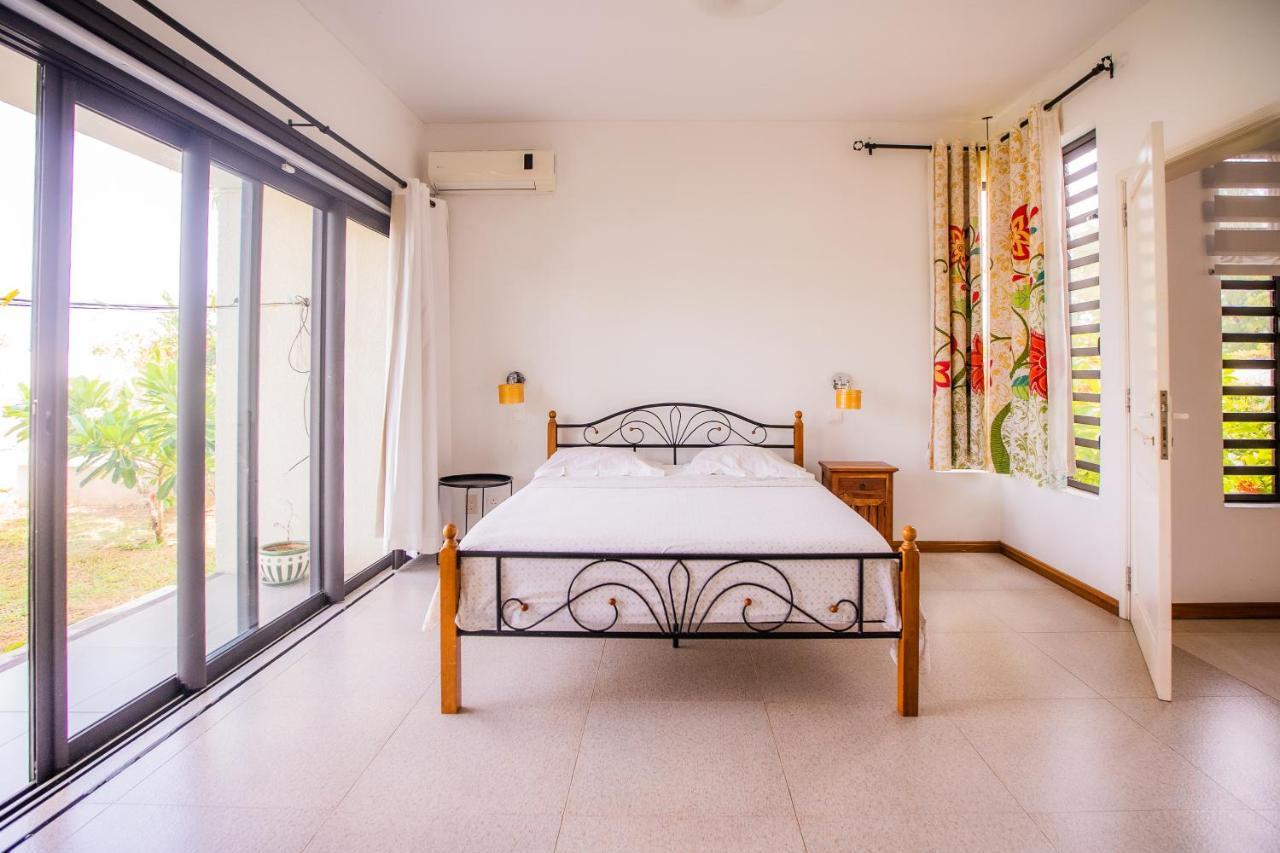 Villa Angelou - Sunlit Beach Getaway With Pool And Wifi Belle Mare Eksteriør billede