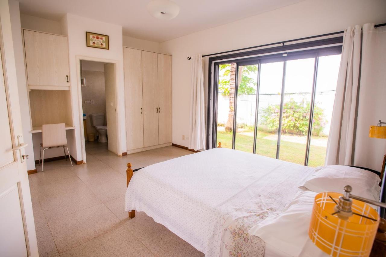 Villa Angelou - Sunlit Beach Getaway With Pool And Wifi Belle Mare Eksteriør billede