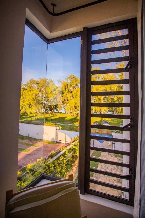 Villa Angelou - Sunlit Beach Getaway With Pool And Wifi Belle Mare Eksteriør billede